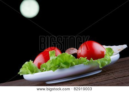 Tomatoes with lettuce, avocado and crispbread