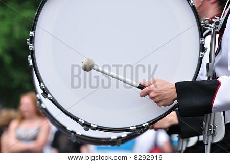 Bubeník hrající Bass Drum v průvodu