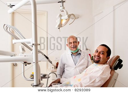 Happy dental Patienten