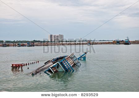 เรือประมงจมลง