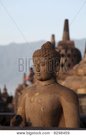 Socha Buddhy v chrámu Borobudur