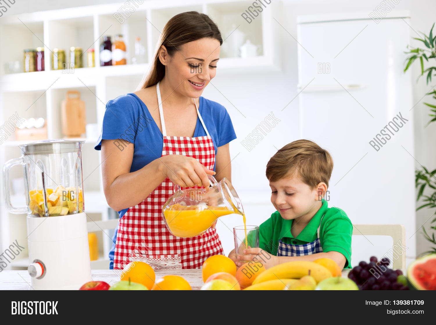 касса. мама купила сок. мама купила сок. задача литра сока. люди покупают сок.