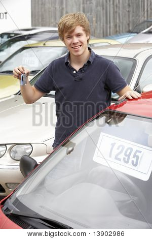 Junger Mann sammeln Neuwagen