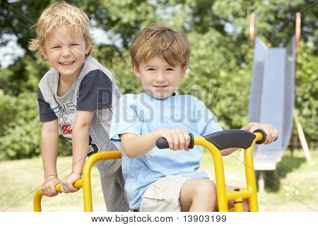 Dois meninos jogando na moto