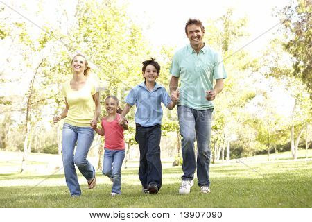 Familien kører i parken