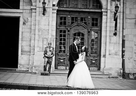 Wedding couple background pantomimist  at wedding