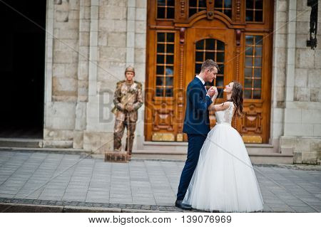 Wedding couple background pantomimist  at wedding