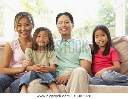 Giovane famiglia relax sul divano di casa