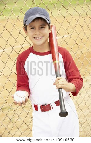 Menino jogando beisebol