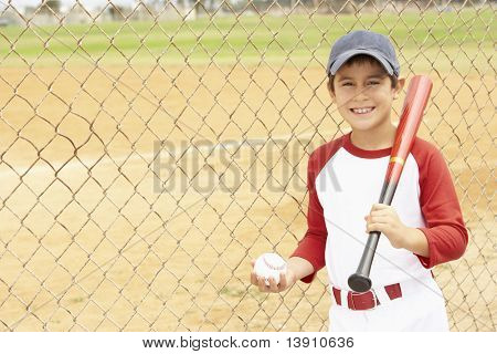 Menino jogando beisebol