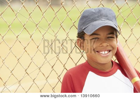 Menino jogando beisebol