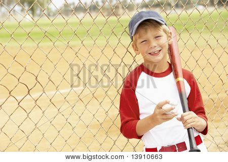 Menino jogando beisebol