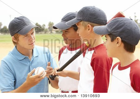 Meninos no time de beisebol com treinador