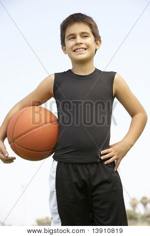 Menino jogando basquete