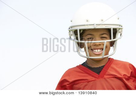 Menino jogando futebol americano