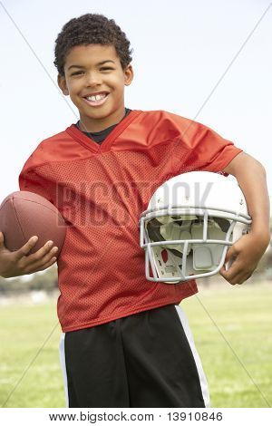 Menino jogando futebol americano