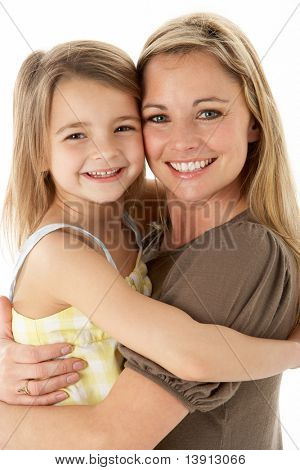 Studio porträtt av mamma kramas unga dotter