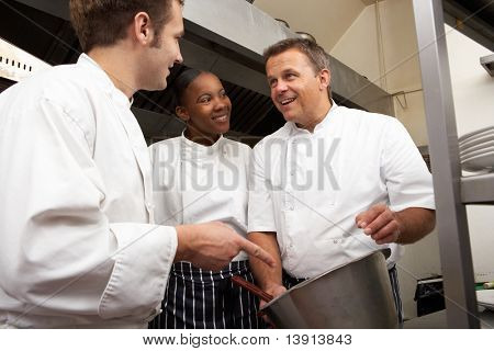 Chef istruire gli allievi nella cucina del ristorante