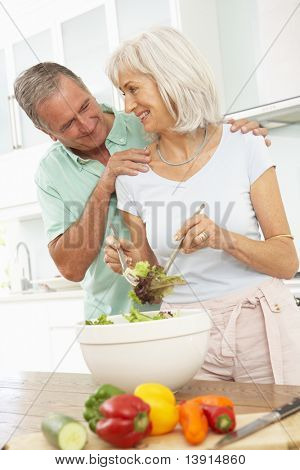 Senior Couple Salat in modernen Küche vorbereiten