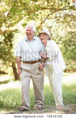 Coppia senior, passeggiate nel parco