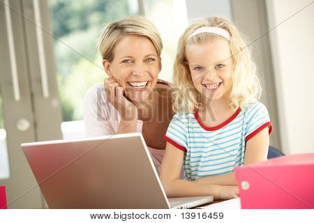 母と娘の自宅でラップトップを使用して