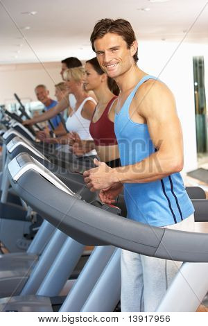 Mann zur Ausführung der Maschine im Fitness-Studio