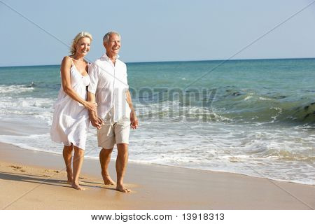 Senior paar genieten van strandvakantie