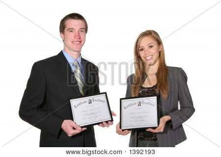 Homem e mulher com certificados