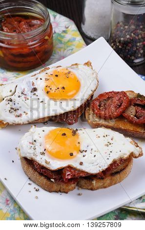 Sandwich with slices of dried tomatoes and egg flavored spices
