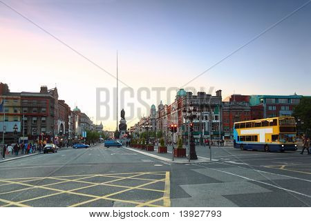 Torre de Dublin (monumento de luz) é um grande, aço inoxidável, metros de pin-como monumento 121,2 em D