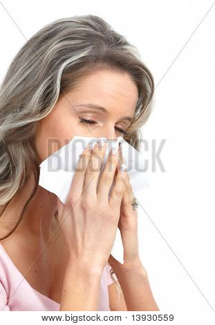 Giovane donna avere influenza o allergia. Isolato su sfondo bianco