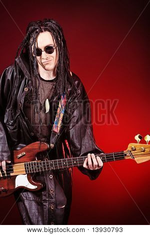 Heavy metal musiker spiller elektrisk guitar. Skudt i et studie.