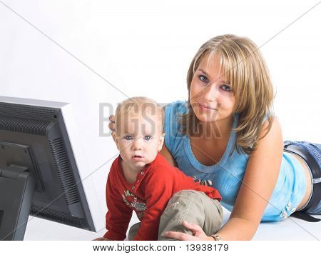 Äidin pikkupoika näyttää laptop