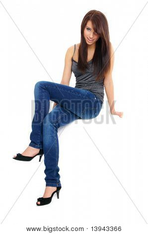 ragazza sexy in jeans sul tavolo bianco