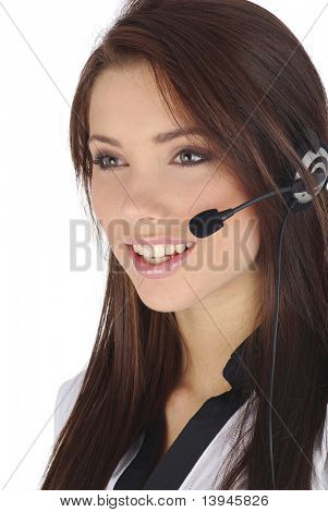 Hermosa representante de cliente con auricular sonriente durante una conversación telefónica
