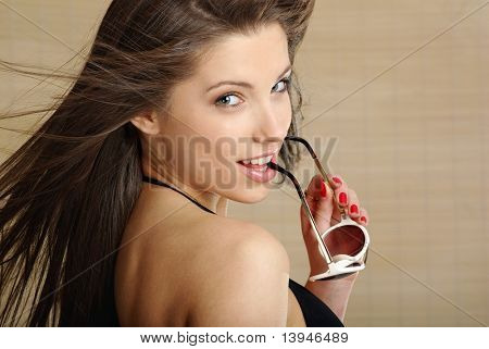 Mujer hermosa foung con sunglasess