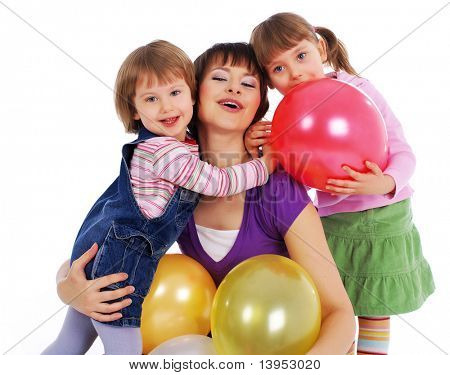 แม่และลูกสาวสองกับลูกโป่งหลากสี สตูดิโอถ่ายภาพบนพื้นหลังสีขาว