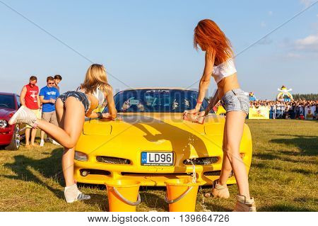 Girls Compete In A Sexy Tank Cars