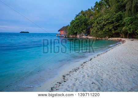 Photo Untouched Tropical Beach in Bali Island at sunset. Summer Season. Bungalow in Indonesia village. Horizontal Picture