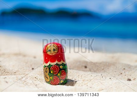 Photo Russian Dolls Matrioshka Untouched Tropical Beach in Bali Island. Horizontal Picture. Blurred Background
