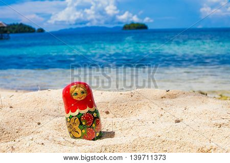 Photo Russian Handmade Dolls Matrioshka Untouched Tropical Beach in Bali Island. Horizontal Picture. Blurred Background. Closeup