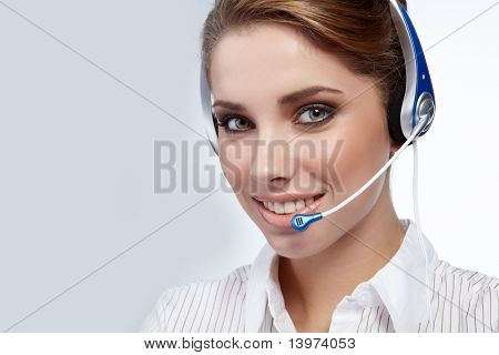 Hermosa chica de representante al cliente con auriculares