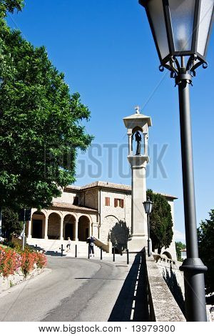 Obelisk s plastikou posvátné. San Marino.