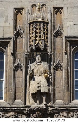 A view of the King Henry VIII statue on the magnificent gatehouse of Trinity College in Cambridge UK. King Henry VII founded Trinity College in 1546.