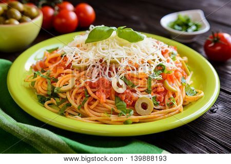Spaghetti Pasta Salad With Tomato Sauce, Olives, Gouda Cheese And Basil