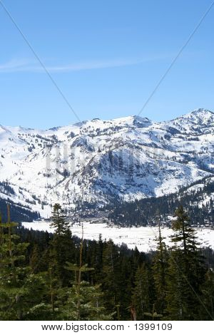 Montagnes enneigées de neige