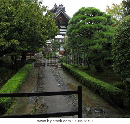 Rolige grønne lane fører til Tenryuji templet, Kyoto, Japan