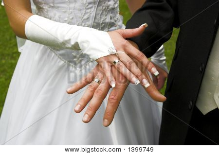 Anillos de boda en dedos