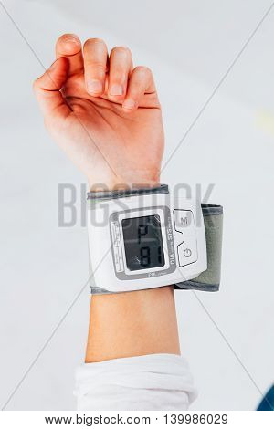 Electronic tensiometer measuring the blood pressure of a person
