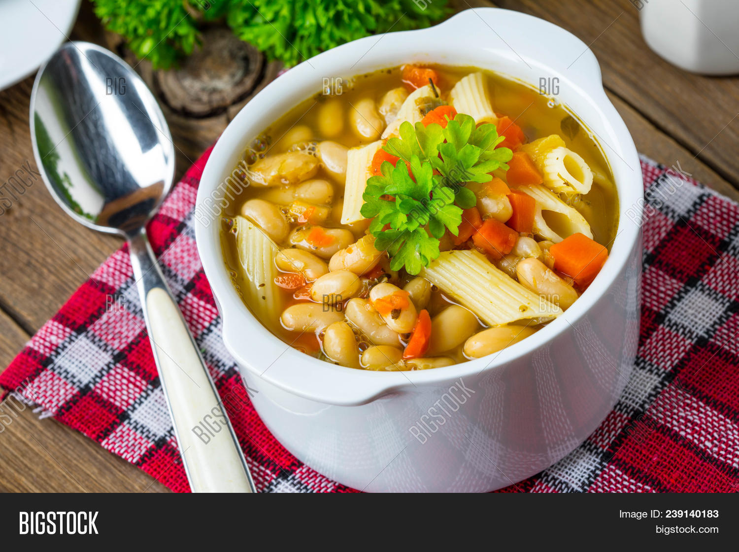 Суп из говядины с картошкой и вермишелью. Итальянский суп с колбасой и шпинатом. Фасолевый суп с макаронами и грибами. Первое из говядины с макаронами. Суп с тушенкой и вермишелью.